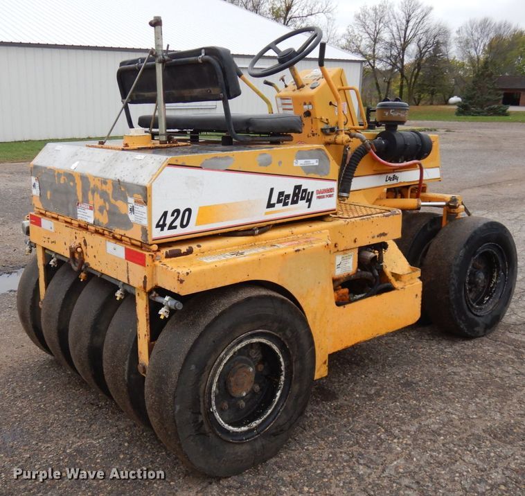 image for item JS9523 LeeBoy 420  pneumatic roller