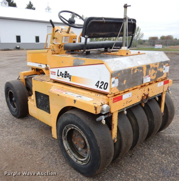 image for item JS9523 LeeBoy 420  pneumatic roller