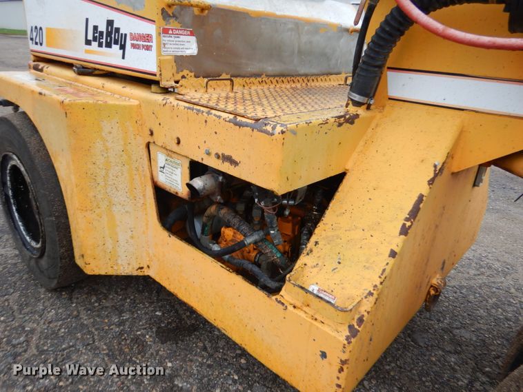 image for item JS9523 LeeBoy 420  pneumatic roller