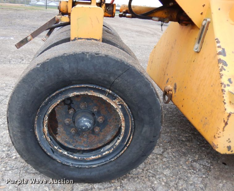 image for item JS9523 LeeBoy 420  pneumatic roller