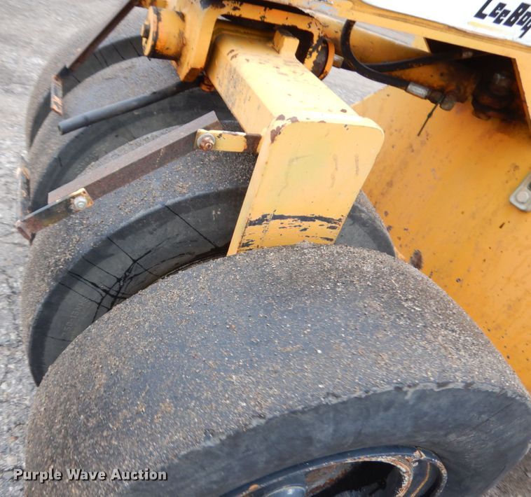 image for item JS9523 LeeBoy 420  pneumatic roller