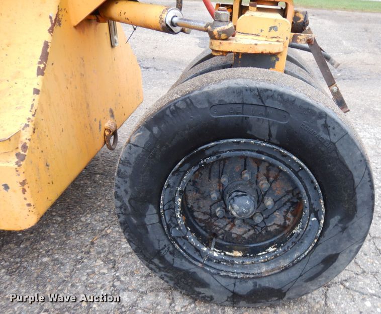 image for item JS9523 LeeBoy 420  pneumatic roller