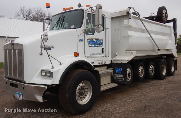 image for item JS9527 2004 Kenworth T800  dump truck