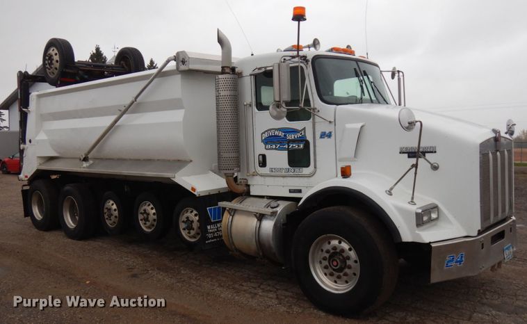 image for item JS9527 2004 Kenworth T800  dump truck