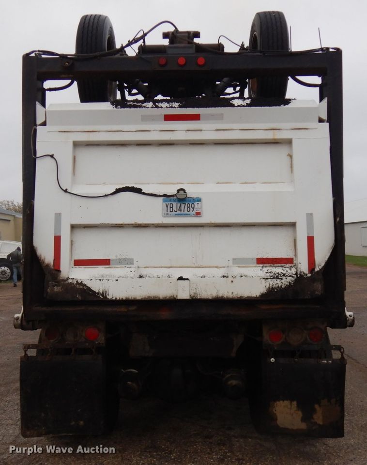 image for item JS9527 2004 Kenworth T800  dump truck
