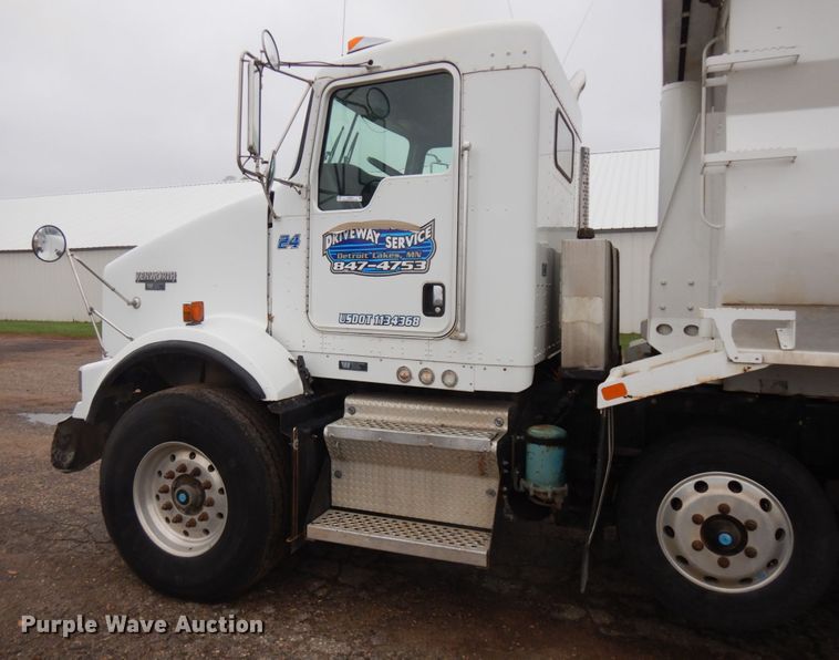 image for item JS9527 2004 Kenworth T800  dump truck