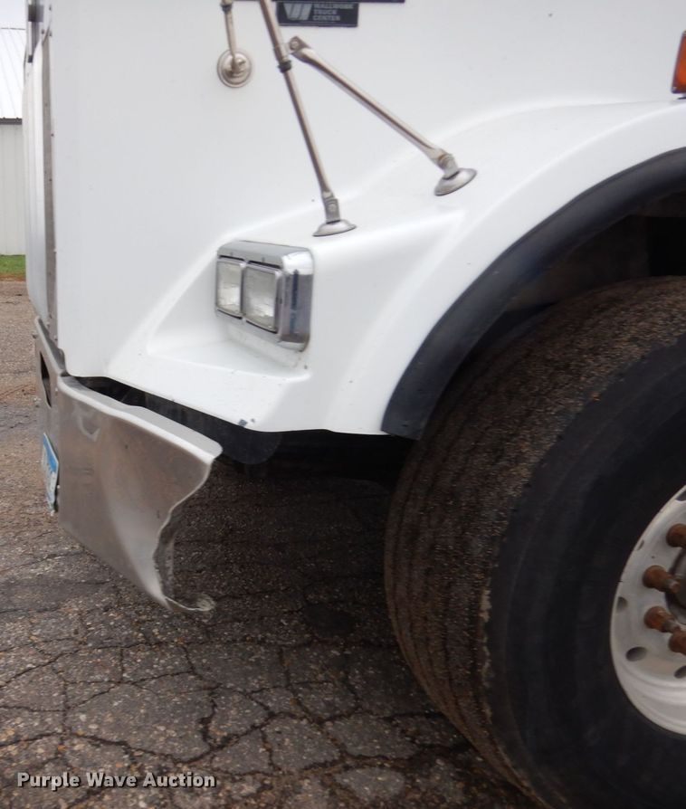 image for item JS9527 2004 Kenworth T800  dump truck