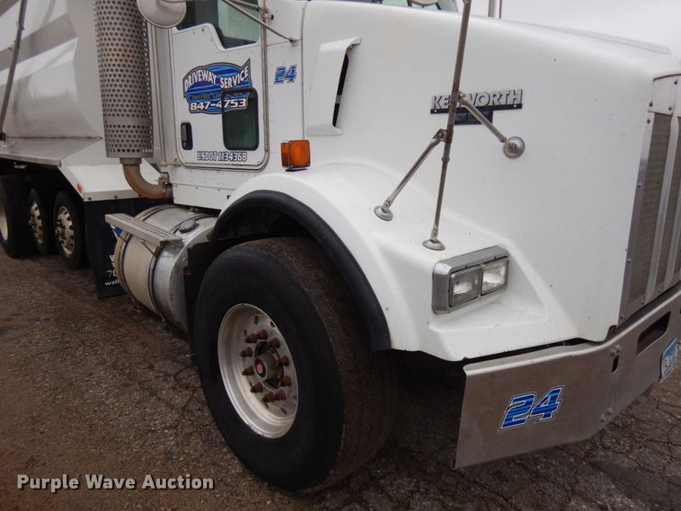 image for item JS9527 2004 Kenworth T800  dump truck