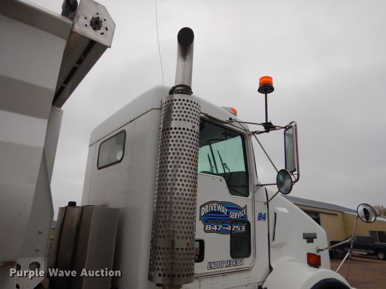 image for item JS9527 2004 Kenworth T800  dump truck