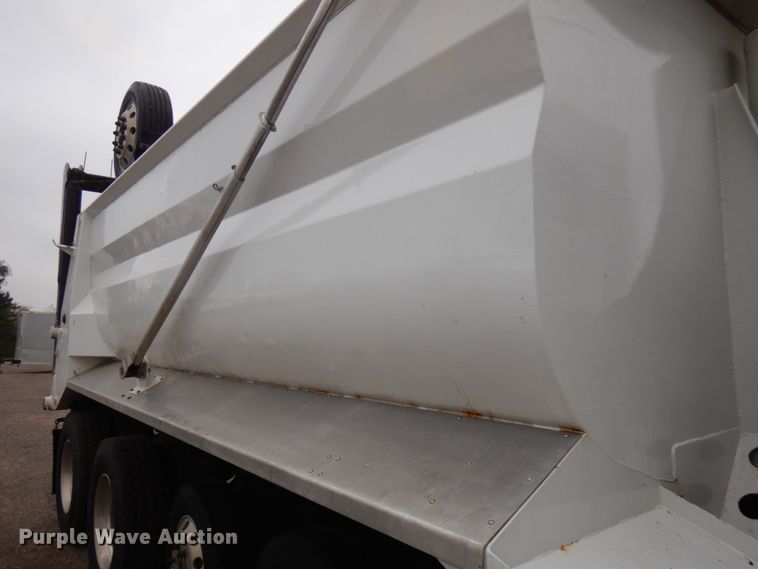 image for item JS9527 2004 Kenworth T800  dump truck