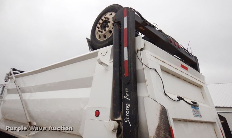 image for item JS9527 2004 Kenworth T800  dump truck