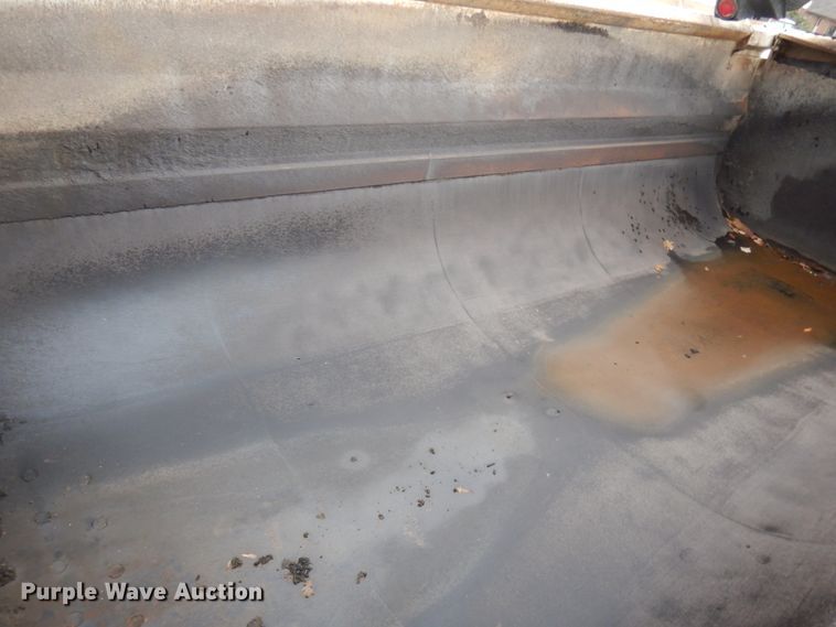 image for item JS9527 2004 Kenworth T800  dump truck