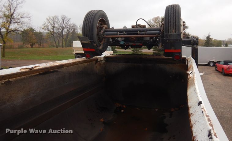 image for item JS9527 2004 Kenworth T800  dump truck