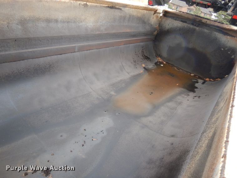 image for item JS9527 2004 Kenworth T800  dump truck