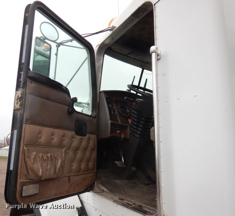 image for item JS9527 2004 Kenworth T800  dump truck