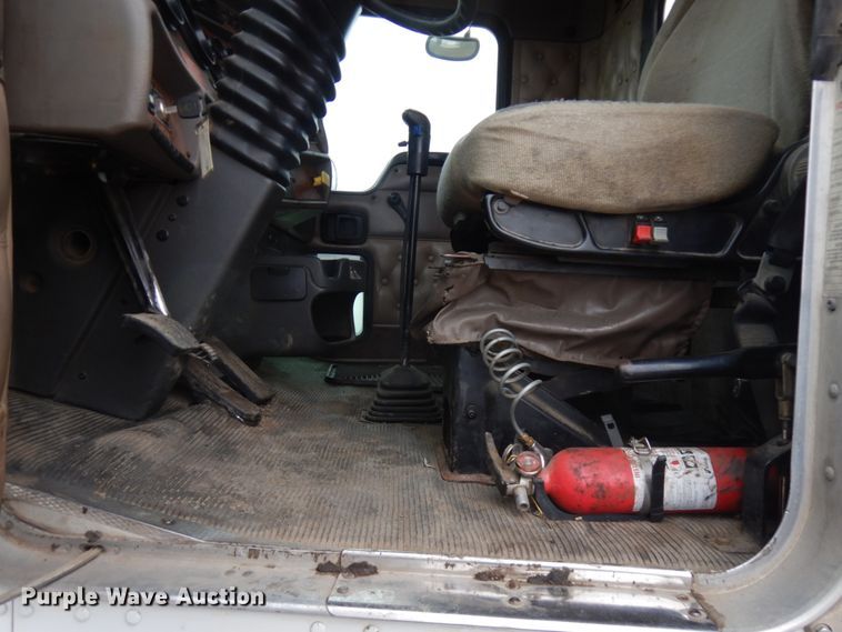 image for item JS9527 2004 Kenworth T800  dump truck