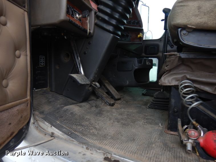 image for item JS9527 2004 Kenworth T800  dump truck