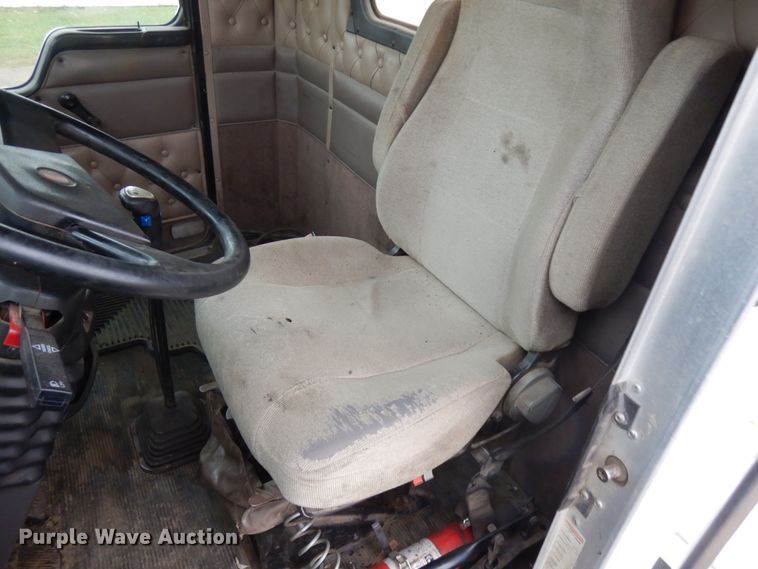 image for item JS9527 2004 Kenworth T800  dump truck