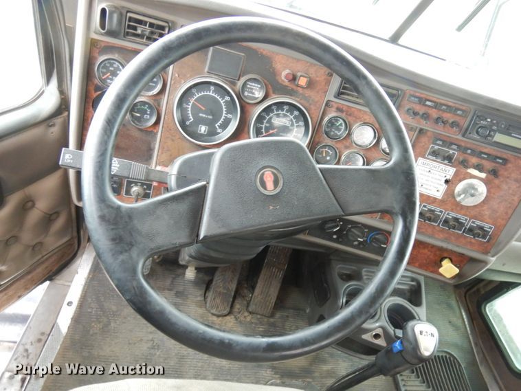 image for item JS9527 2004 Kenworth T800  dump truck