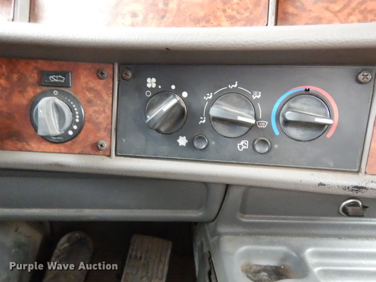 image for item JS9527 2004 Kenworth T800  dump truck