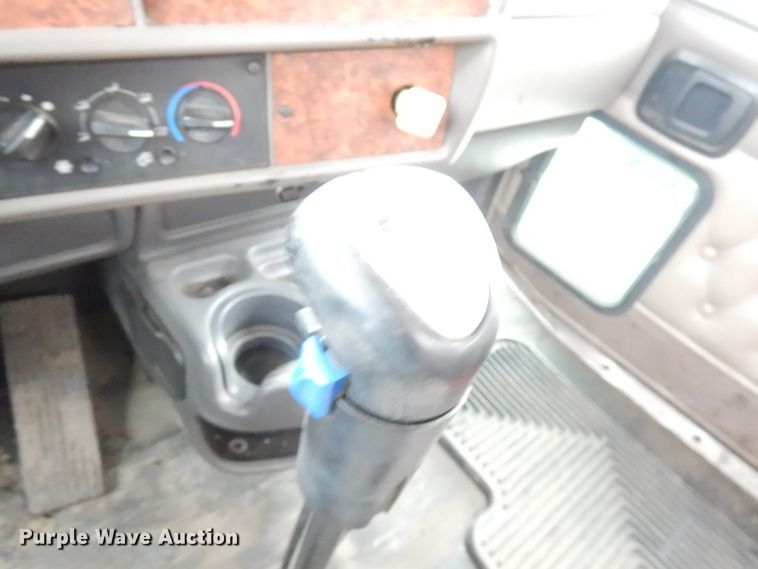 image for item JS9527 2004 Kenworth T800  dump truck