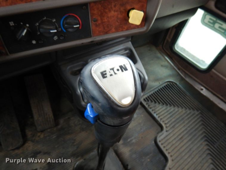 image for item JS9527 2004 Kenworth T800  dump truck