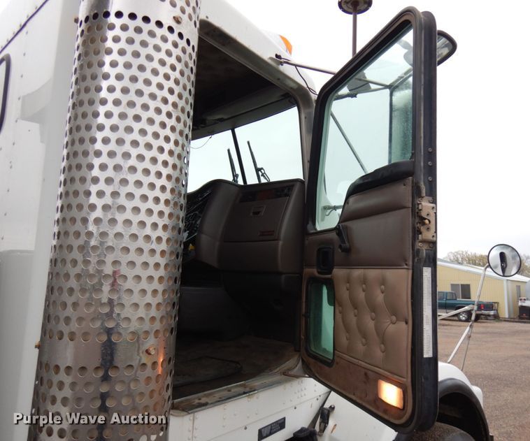 image for item JS9527 2004 Kenworth T800  dump truck