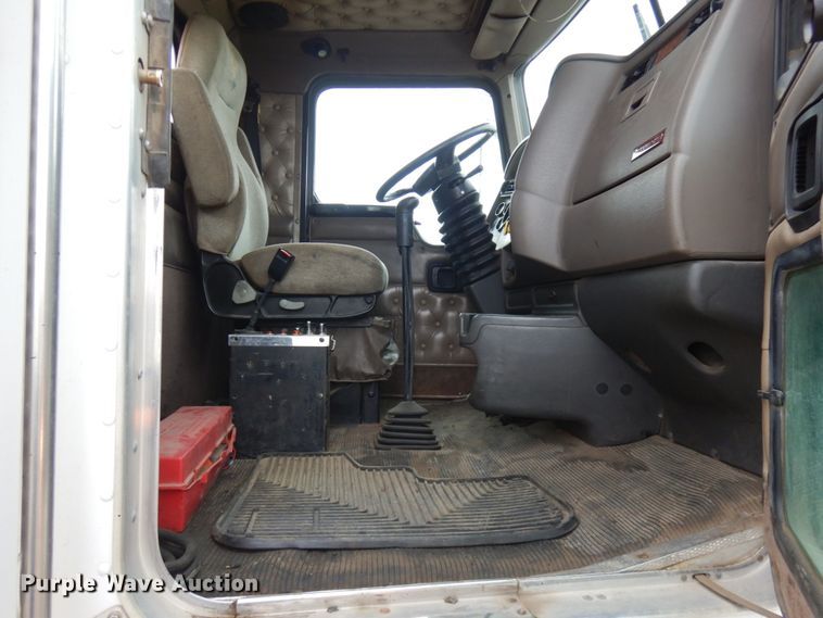 image for item JS9527 2004 Kenworth T800  dump truck