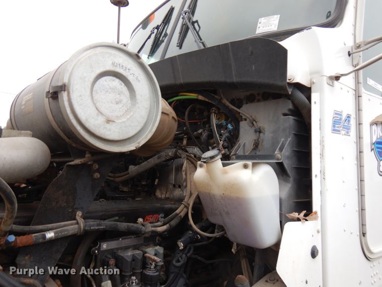 image for item JS9527 2004 Kenworth T800  dump truck