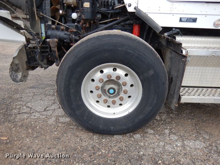 image for item JS9527 2004 Kenworth T800  dump truck