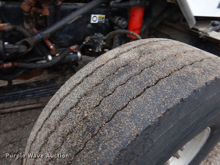 image for item JS9527 2004 Kenworth T800  dump truck