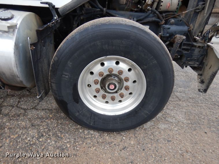 image for item JS9527 2004 Kenworth T800  dump truck