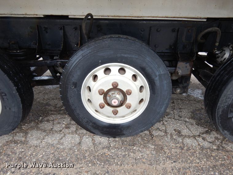 image for item JS9527 2004 Kenworth T800  dump truck