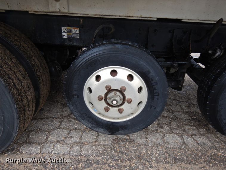 image for item JS9527 2004 Kenworth T800  dump truck