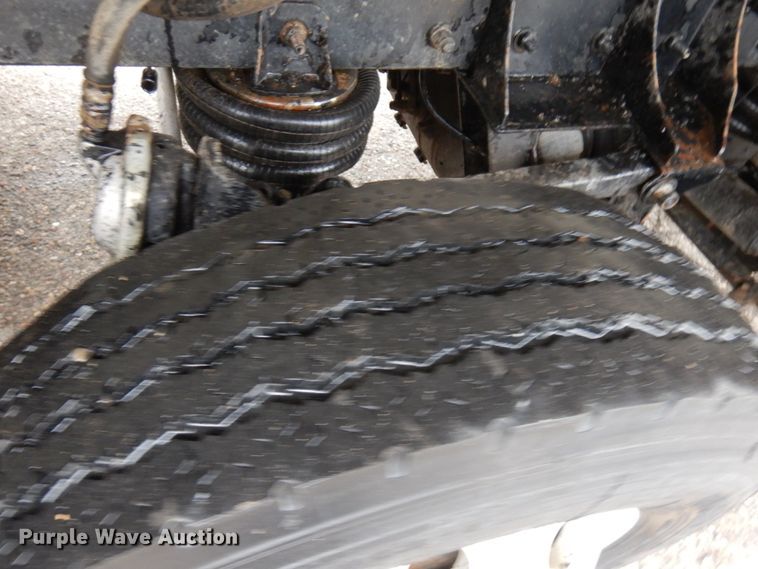 image for item JS9527 2004 Kenworth T800  dump truck