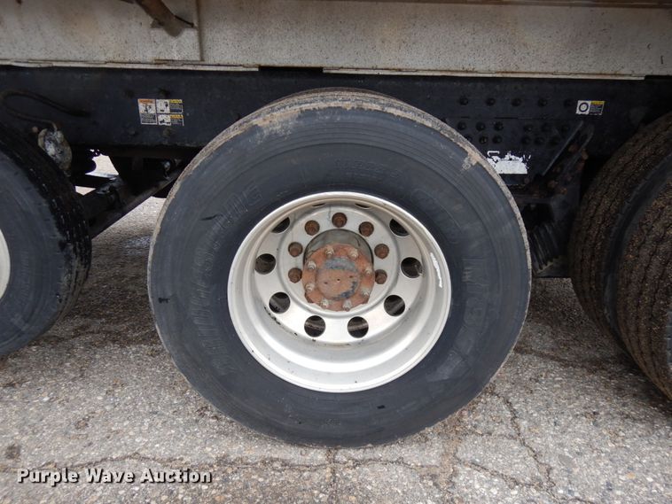 image for item JS9527 2004 Kenworth T800  dump truck