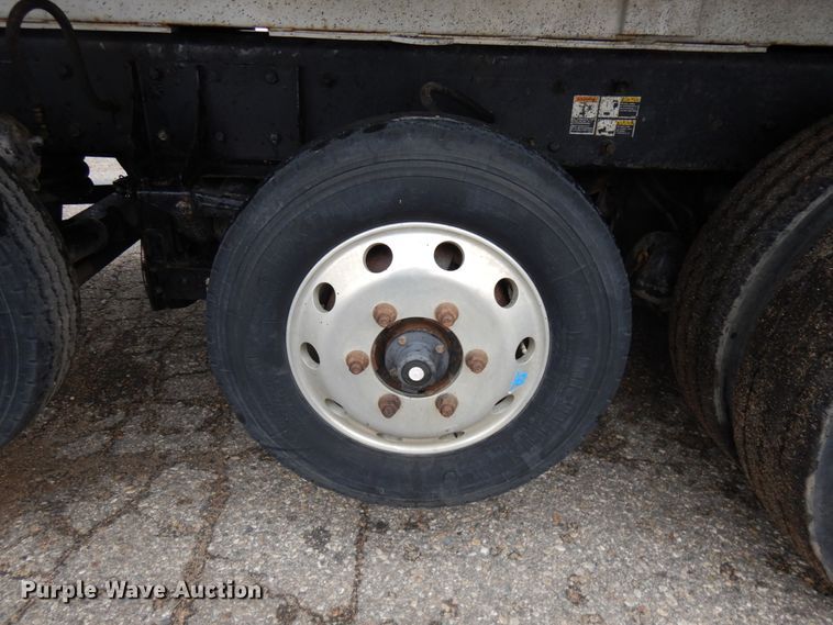 image for item JS9527 2004 Kenworth T800  dump truck