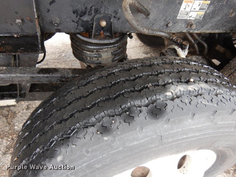 image for item JS9527 2004 Kenworth T800  dump truck