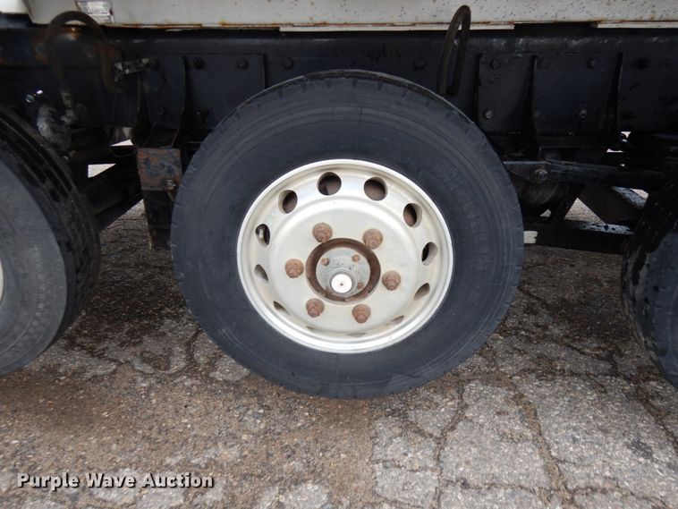 image for item JS9527 2004 Kenworth T800  dump truck