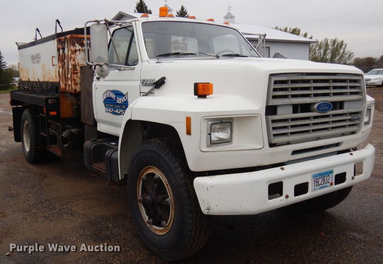 image for item JS9528 1991 Ford F700  pot hole patcher truck