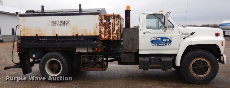 image for item JS9528 1991 Ford F700  pot hole patcher truck