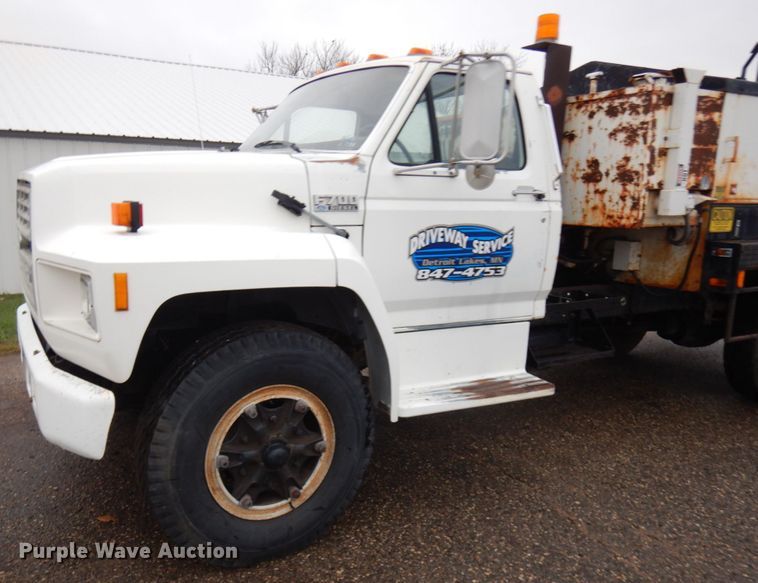 image for item JS9528 1991 Ford F700  pot hole patcher truck