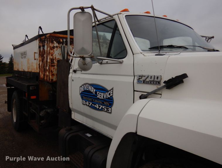 image for item JS9528 1991 Ford F700  pot hole patcher truck