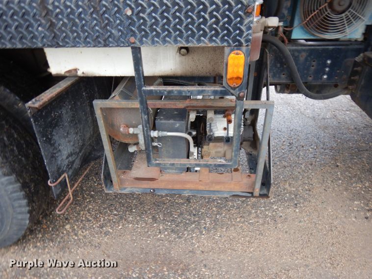 image for item JS9528 1991 Ford F700  pot hole patcher truck