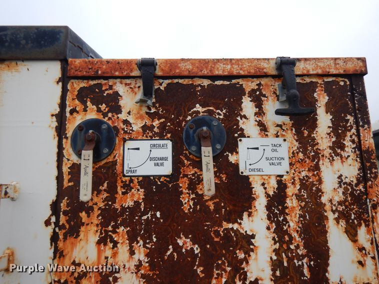 image for item JS9528 1991 Ford F700  pot hole patcher truck