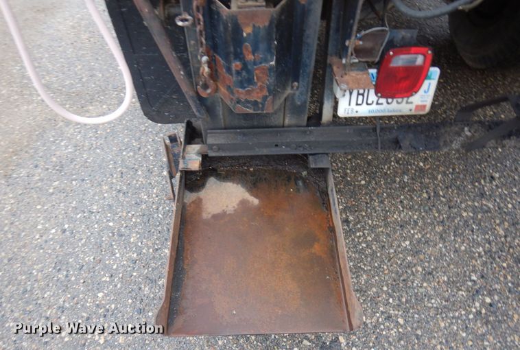 image for item JS9528 1991 Ford F700  pot hole patcher truck