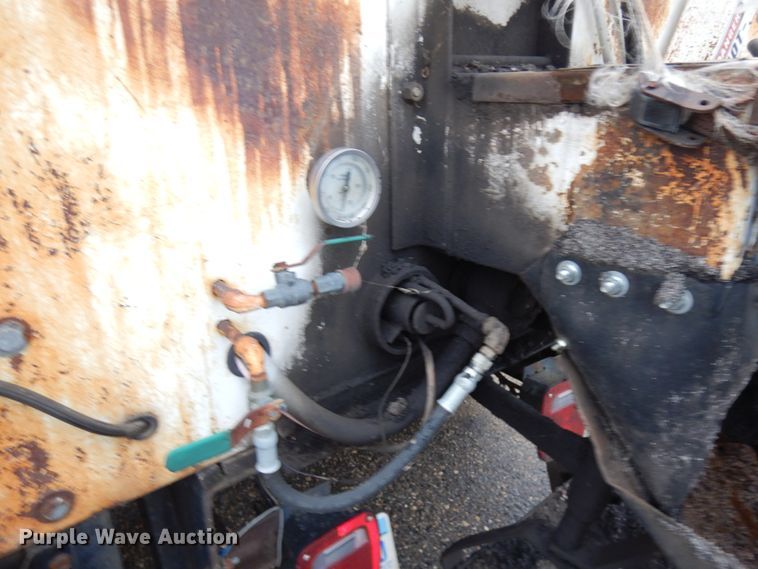 image for item JS9528 1991 Ford F700  pot hole patcher truck