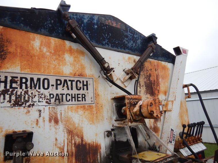 image for item JS9528 1991 Ford F700  pot hole patcher truck