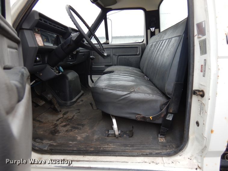 image for item JS9528 1991 Ford F700  pot hole patcher truck