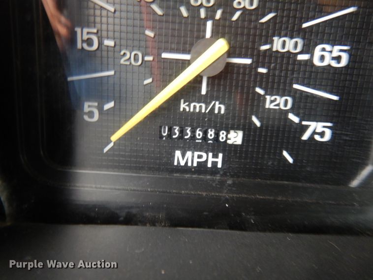 image for item JS9528 1991 Ford F700  pot hole patcher truck